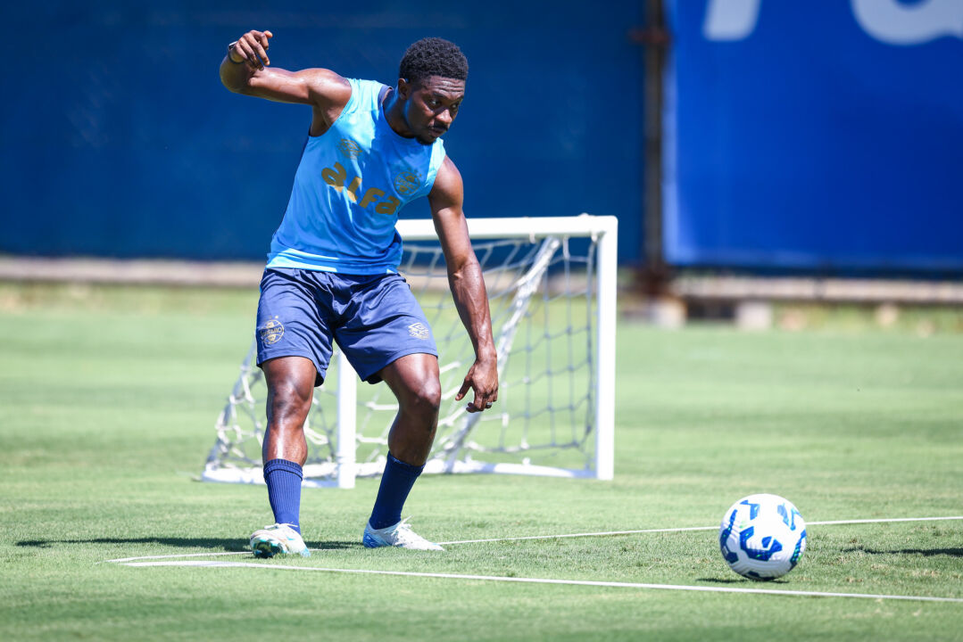 Francis Amuzu no treino do Grêmio nesta quinta-feira, 20 de março, no CT Luiz Carvalho