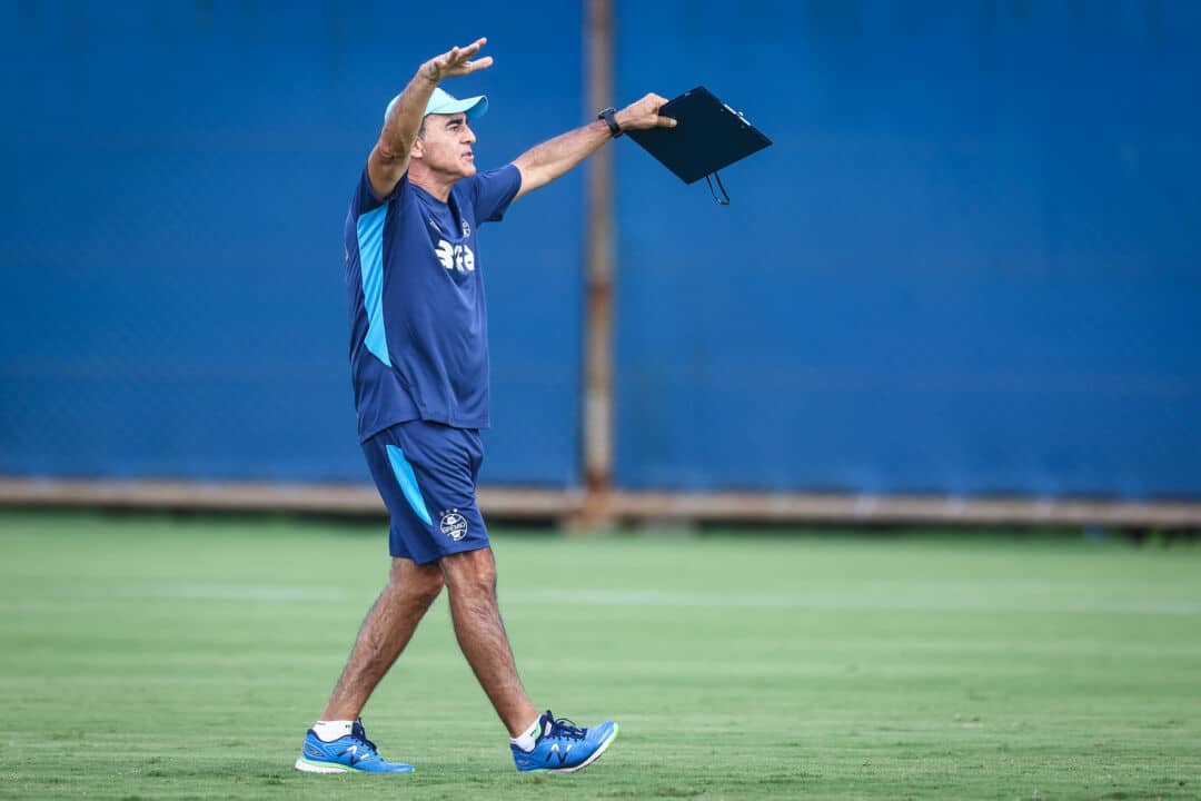 Quinteros enfatiza troca de passes e movimentação em treinamento do Grêmio