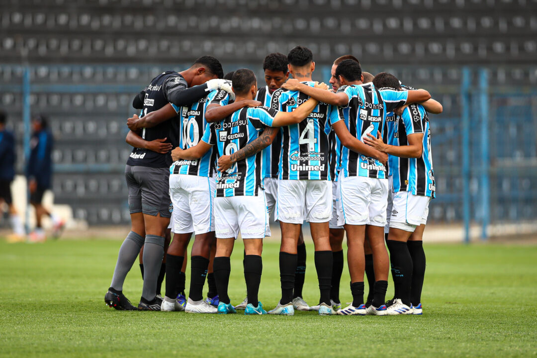 Jogadores do Sub-20 do Grêmio reunidos antes do jogo com o Corinthians iniciar