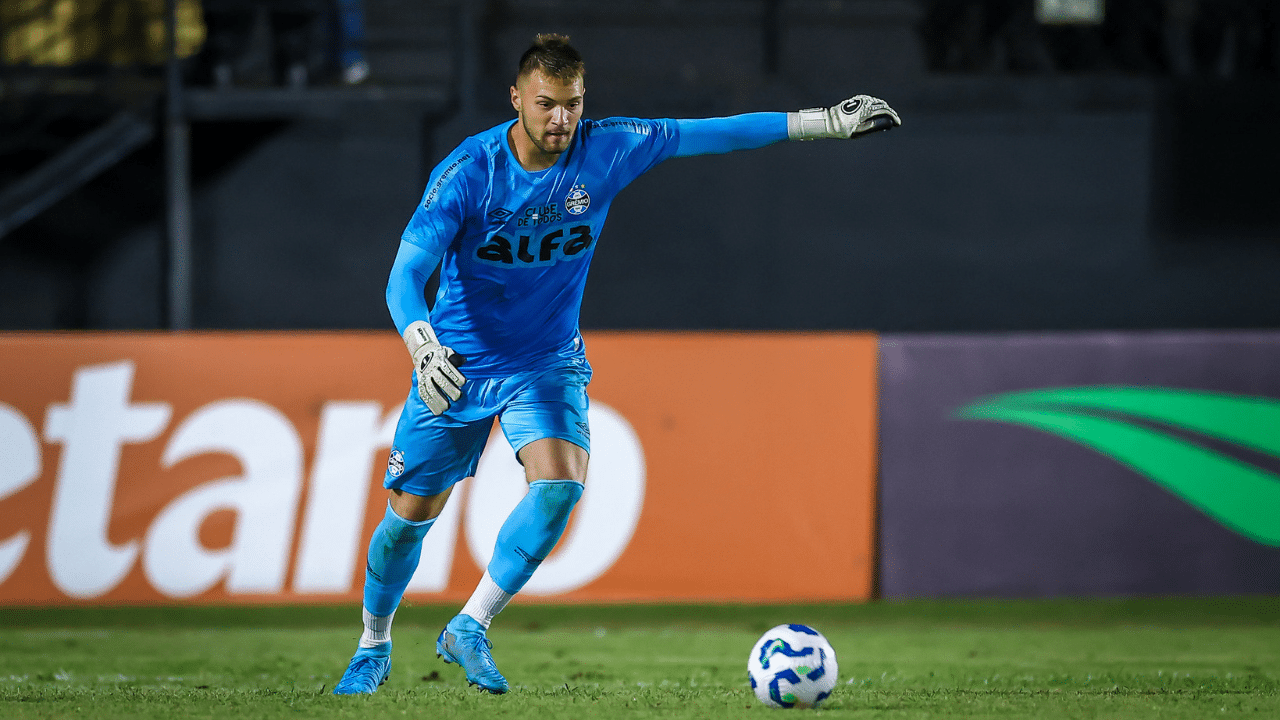 Goleiro Gabriel Grando do Grêmio contra o Athletic, pela Copa do Brasil