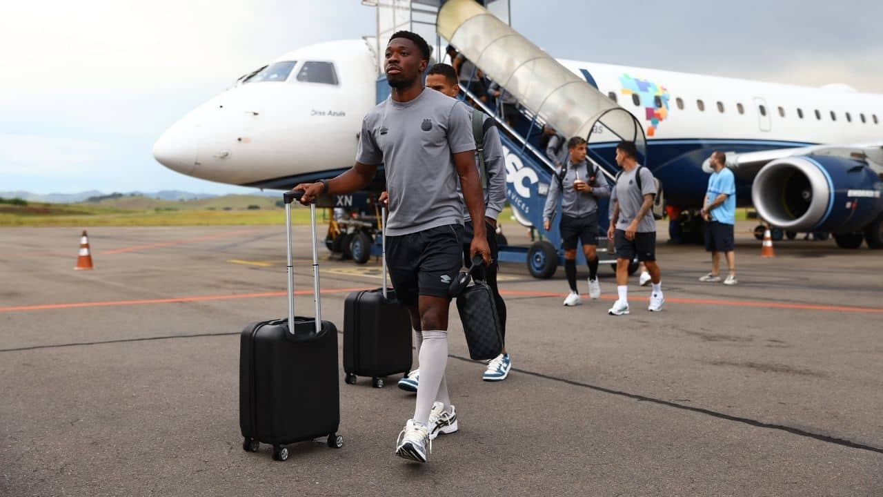 Grêmio apresenta novo uniforme de viagem para temporada 2025