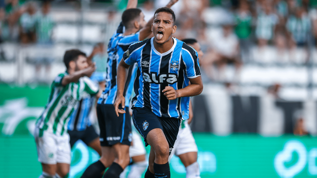 Golaço de Gustavo Martins do Grêmio contra Juventude