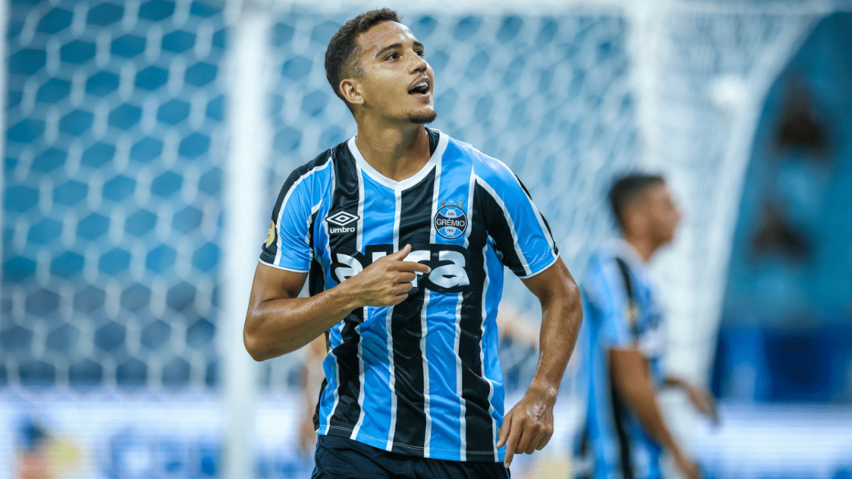 Gol de Gustavo Martins do Grêmio contra Pelotas