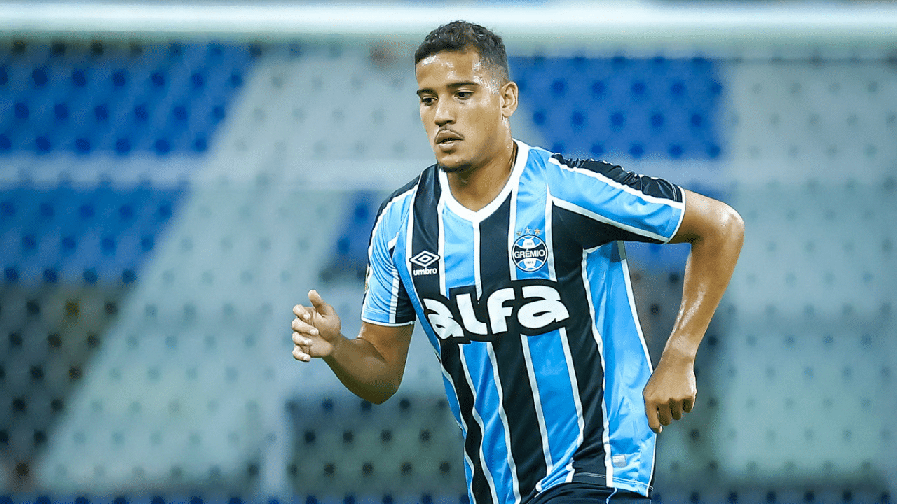 Semana GreNal: a foto mostra o zagueiro Gustavo Martins, do Grêmio, em campo contra Pelotas na Arena, pelo Gauchão 2025