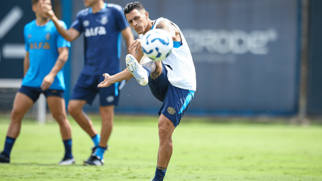 Atacante Pavón treino do Grêmio