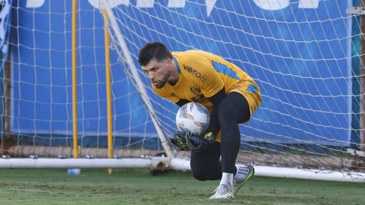 Goleiro Tiago Volpi no treino do Grêmio em março