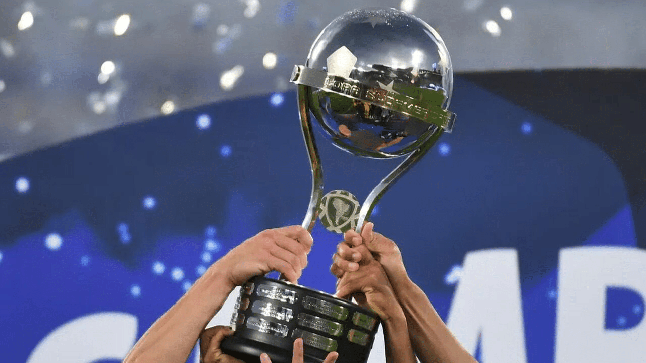 Grêmio: a foto mostra a taça da Copa Sul-Americana