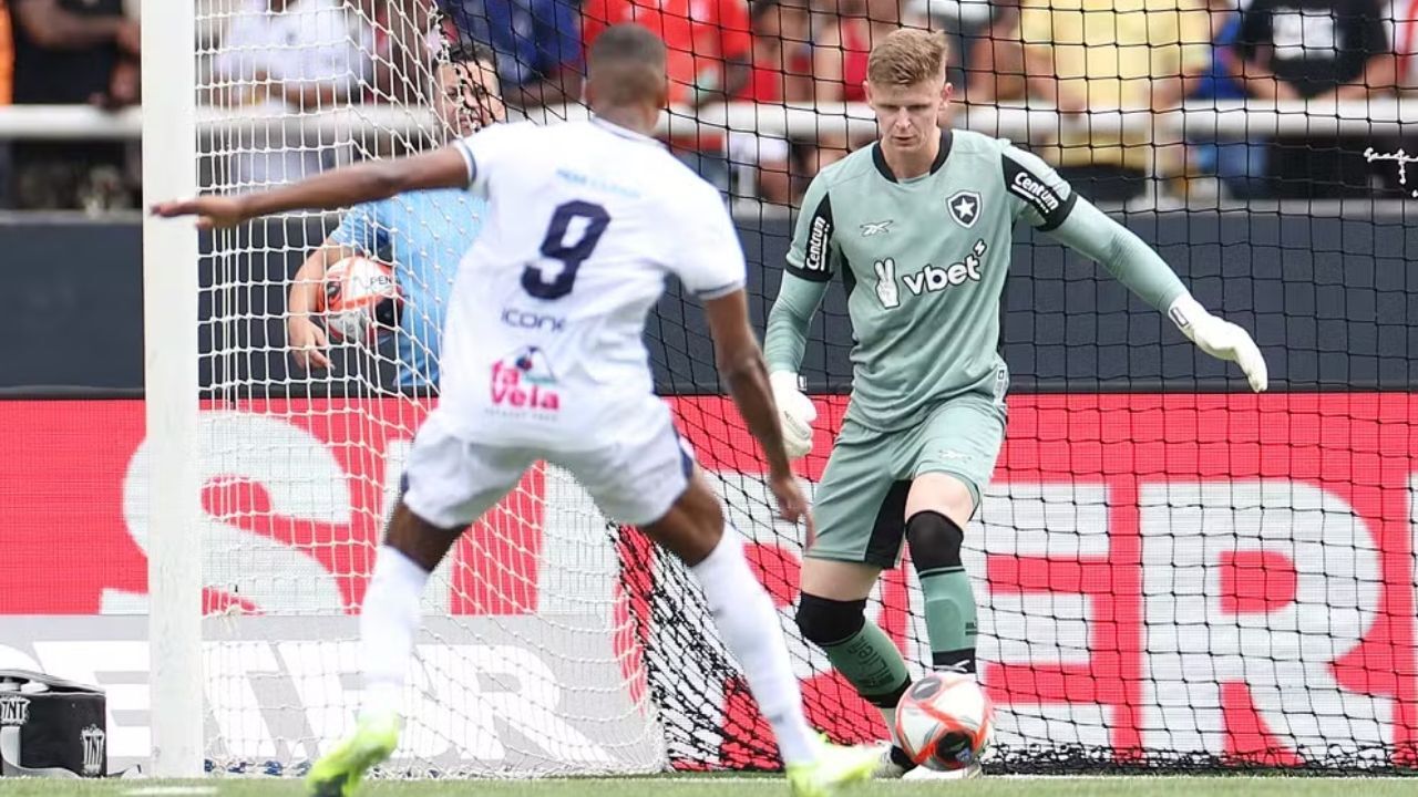 Grêmio desiste de contratar goleiro do Botafogo por motivos não revelados.