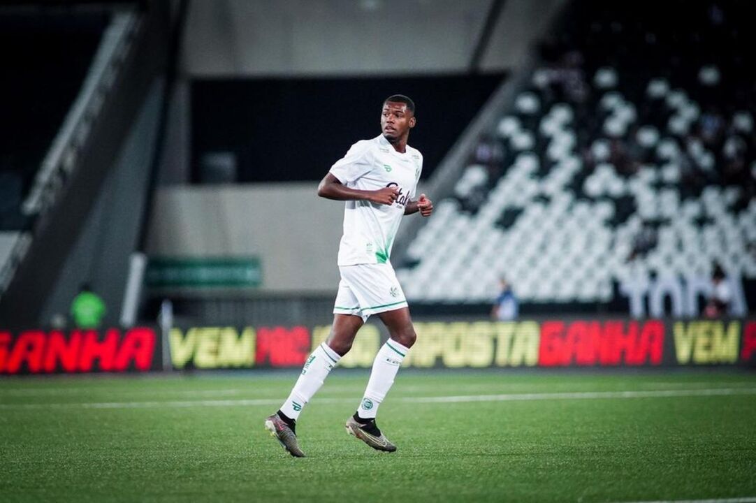 Zagueiro Abner, em campo pelo Juventude