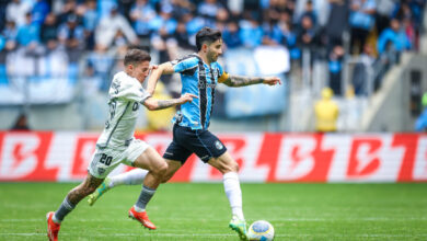 Villasanti disputando a bola com Bernard em Grêmio x Atlético-MG do Brasileirão 2024, na Arena