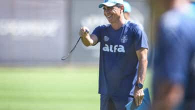 Gustavo Quinteros treinando o Grêmio no CT nesta sexta-feira, 7 de março