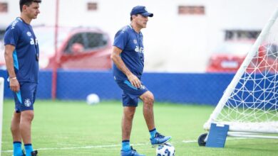 Jogadores do Gremio realizam treino durante a manha deste domingo, 6 de abril, no Estádio Alcides Santos - Pici, CT do Fortaleza, na preparação partida valida pela Copa Sul-Americana 2025. A foto mostra o técnico Gustavo Quinteros na atividade.