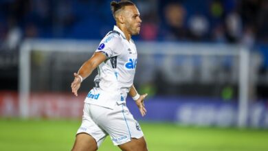 Martin Braithwaite comemorando o seu gol na vitória do Grêmio na estreia da Sul-Americana, contra o Sportivo Luqueño-PAR