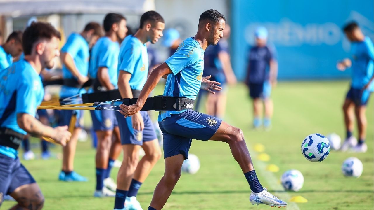 Primeiro treino do Grêmio sem treinador revela desafios e superação.
