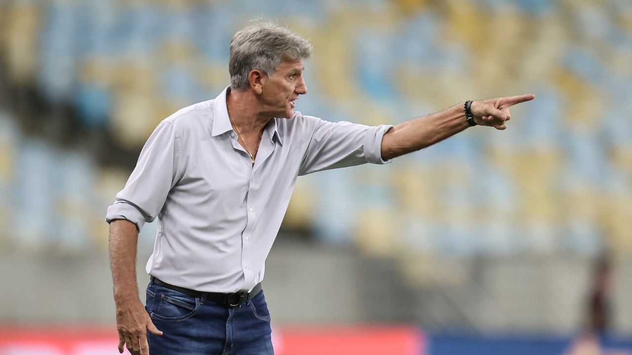 Ex-gremista ajuda Vitória a empatar com Fluminense de Renato Portaluppi.