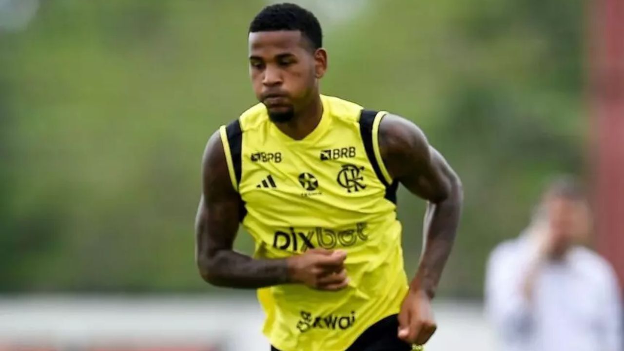 Filipe Luís afasta jogador do Flamengo antes de jogo contra o Grêmio 1 Zagueiro Cleiton em treino do Flamengo