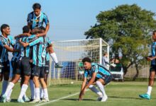 Grêmio aplica goleada na 3ª rodada do Gauchão Sub-17; confira - Grêmio - Grêmio Grêmio Sub-17 comemorando gol no último sábado, 26 de abril