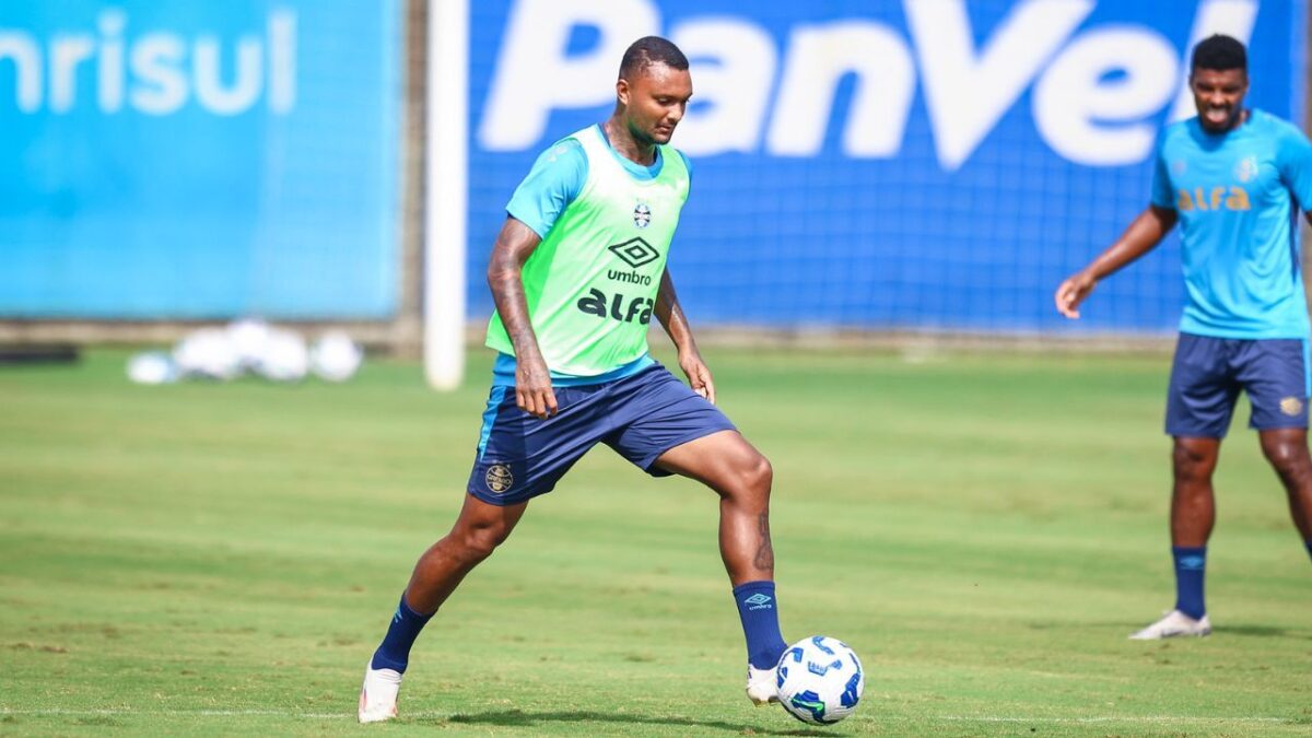 Lateral Luan Cândido do Grêmio em treino