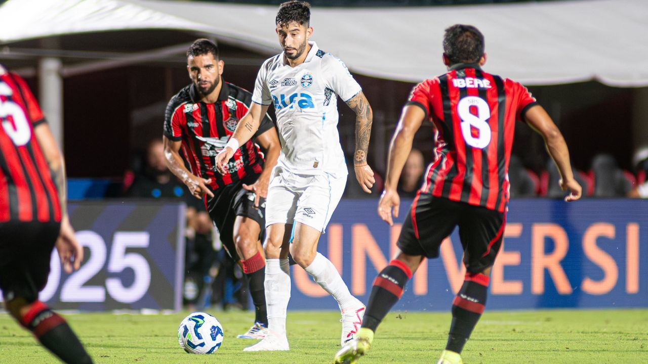 Mathías Villasanti em campo em Vitória x Grêmio
