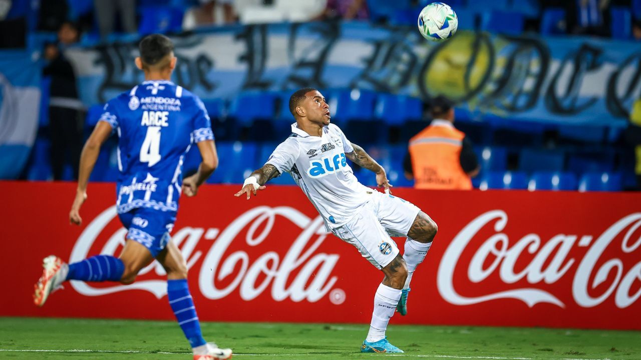 Lateral Lucas Esteves do Grêmio