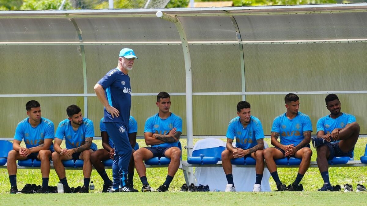 portaldogremista.com.br o jogador que deve ganhar minutagem com mano menezes gremio treino mano menezes