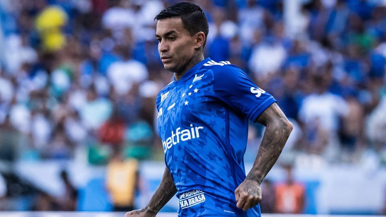 Atacante Dudu em campo pelo Cruzeiro