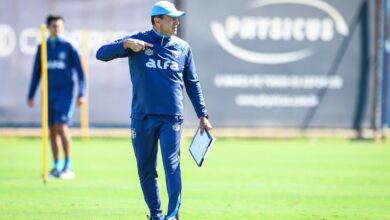 Gustavo Quinteros em treino do Grêmio em 2025