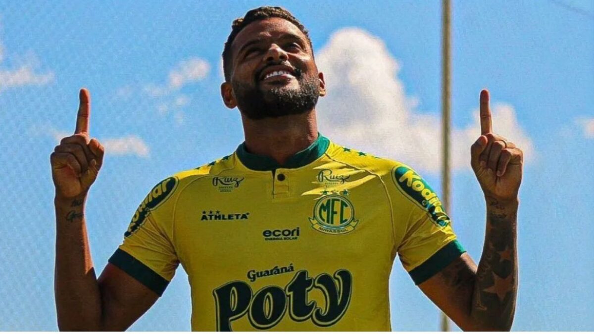 Ex;Grêmio: Lateral-esquerdo Reinaldo quando foi apresentado pelo Mirassol, no começo de 2025