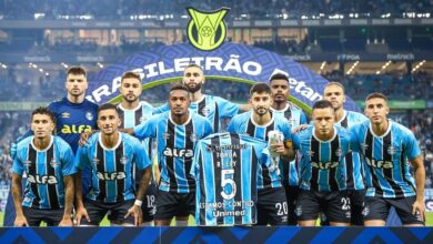 Rodrigo Ely é homenageado pelos colegas de Grêmio