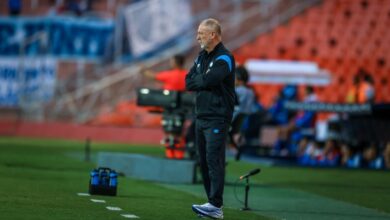Técnico Mano Menezes na beira do campo em Godoy Cruz x Grêmio