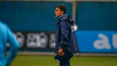Técnico Gustavo Quinteros no treino do Grêmio