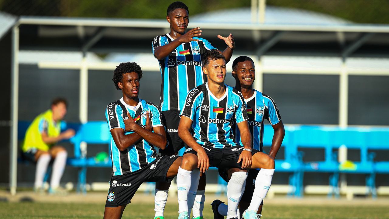 Jogadores do Grêmio comemorando o segundo gol do time contra o Flamengo, pelo Brasileirão Sub-20