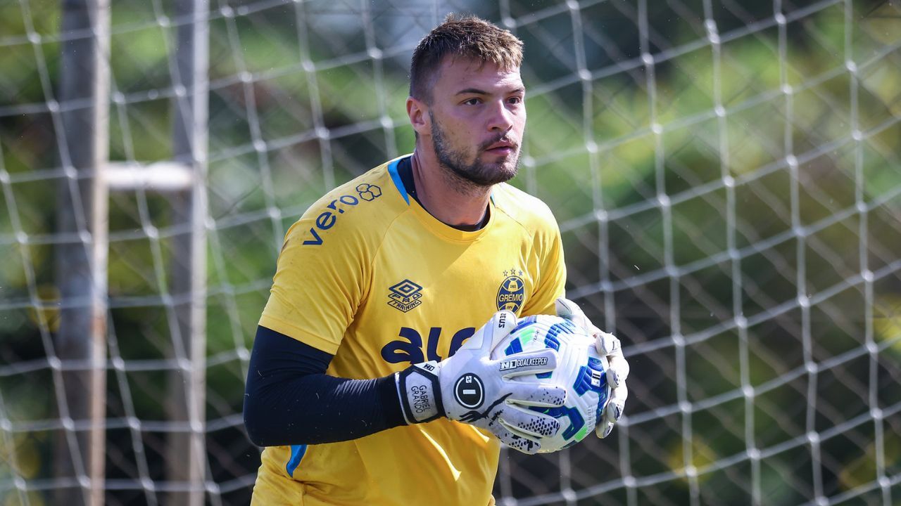 Goleiro Gabriel Grando do Grêmio em treino