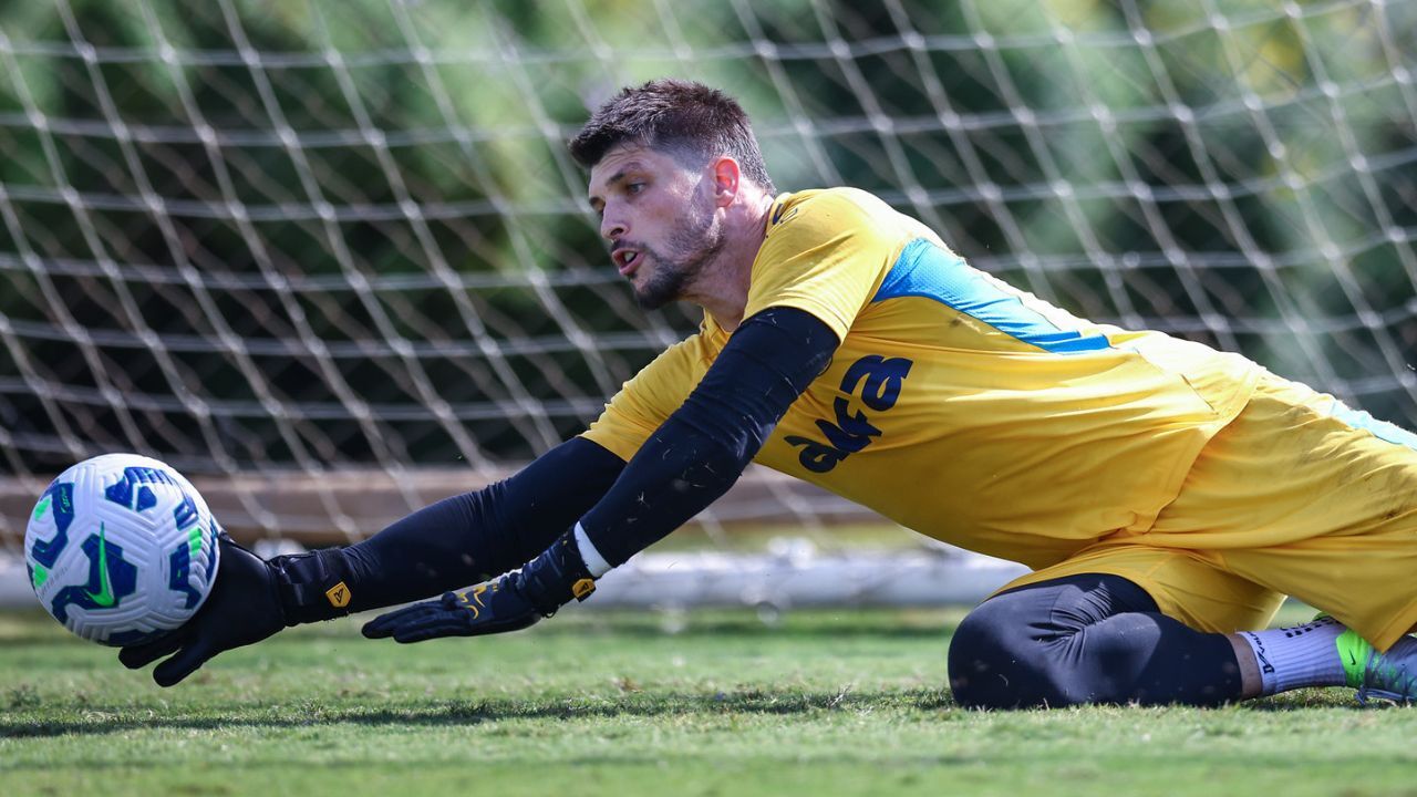 Tiago Volpi realiza procedimento especial para acelerar recuperação no Grêmio; veja