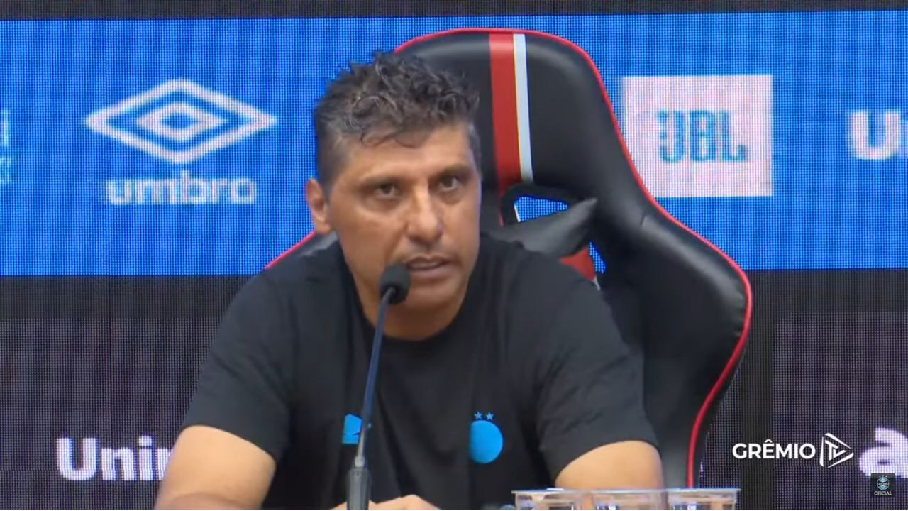 Auxiliar técnico Sidnei Lobo na coletiva depois de São Paulo x Grêmio