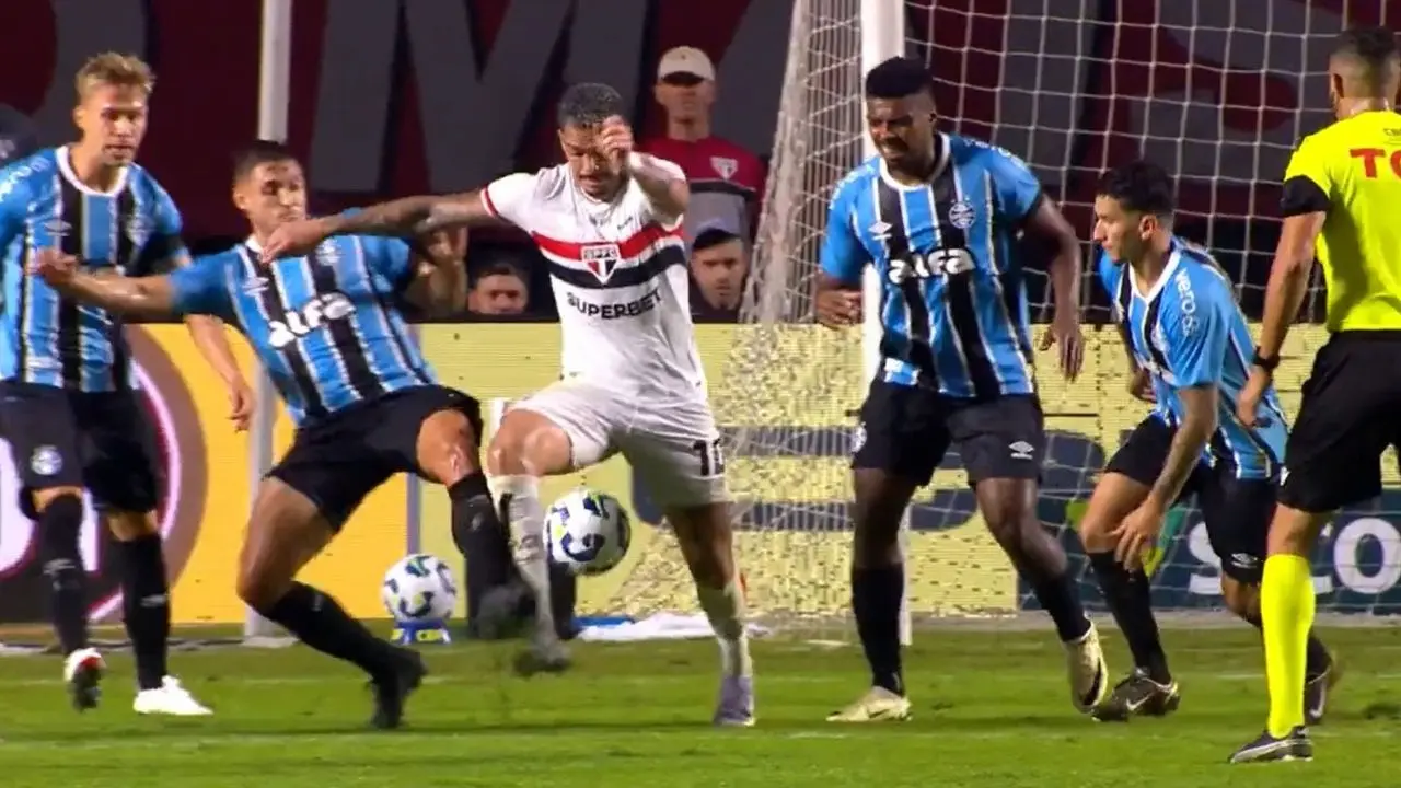 CBF acredita que o árbitro acertou em lance polêmico de São Paulo x Grêmio