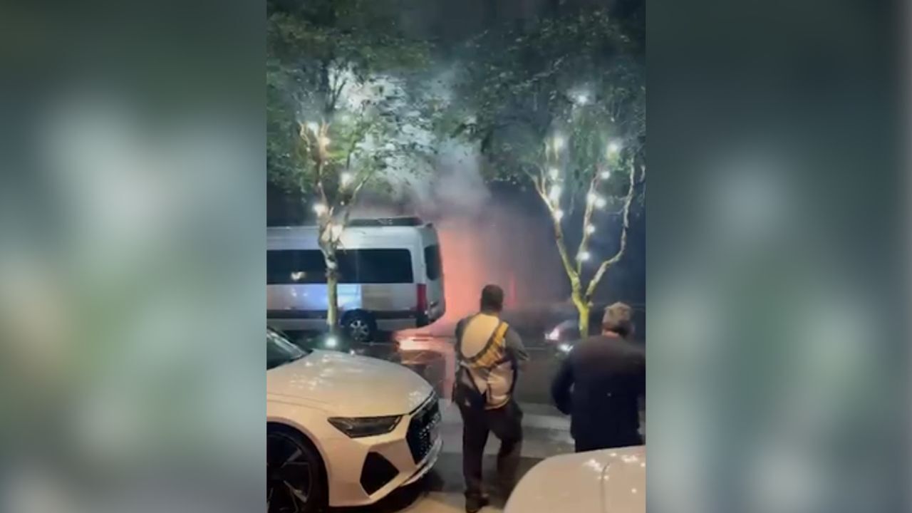 Colorados acusam torcedores do Grêmio por queima de fogos na concentração