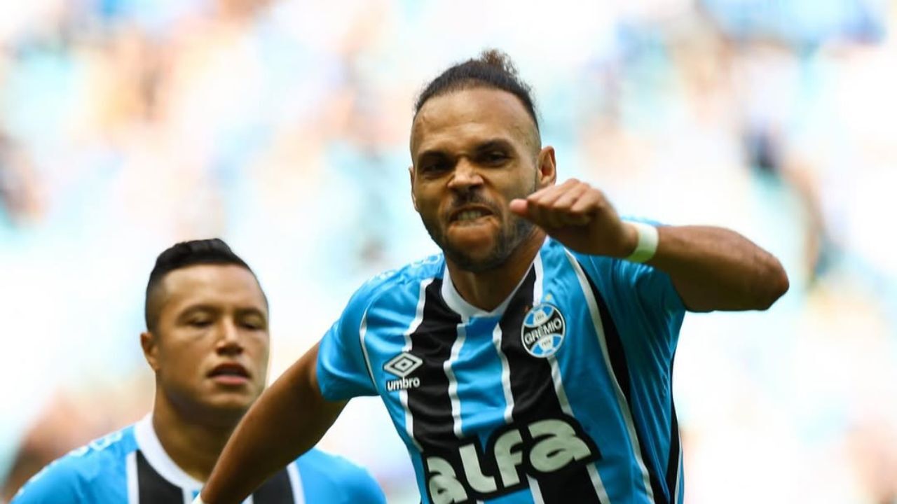 Braithwaite comemorando o seu gol de pênalti em Grêmio x Bahia