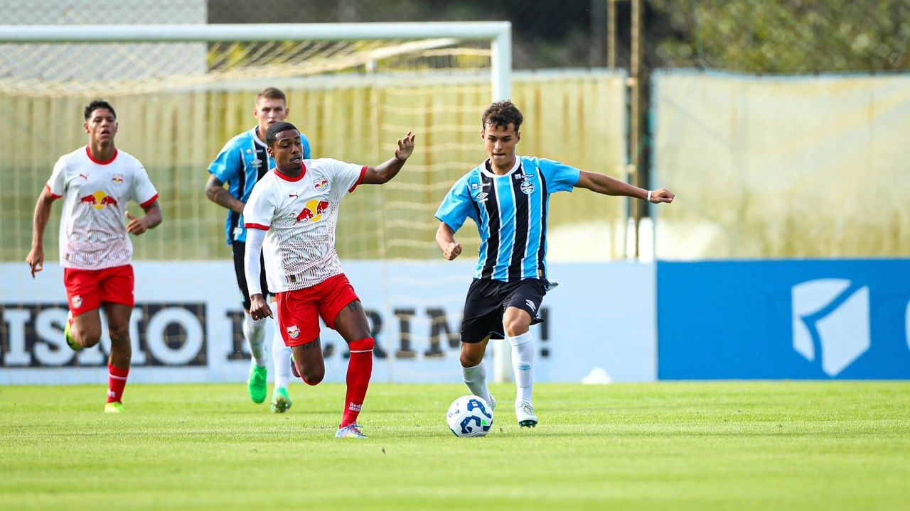 Lance da partida Grêmio x RB Bragantino no CFT Presidente Hélio Dourado, em Eldorado do Sul, válida pelo Brasileirão Sub-20