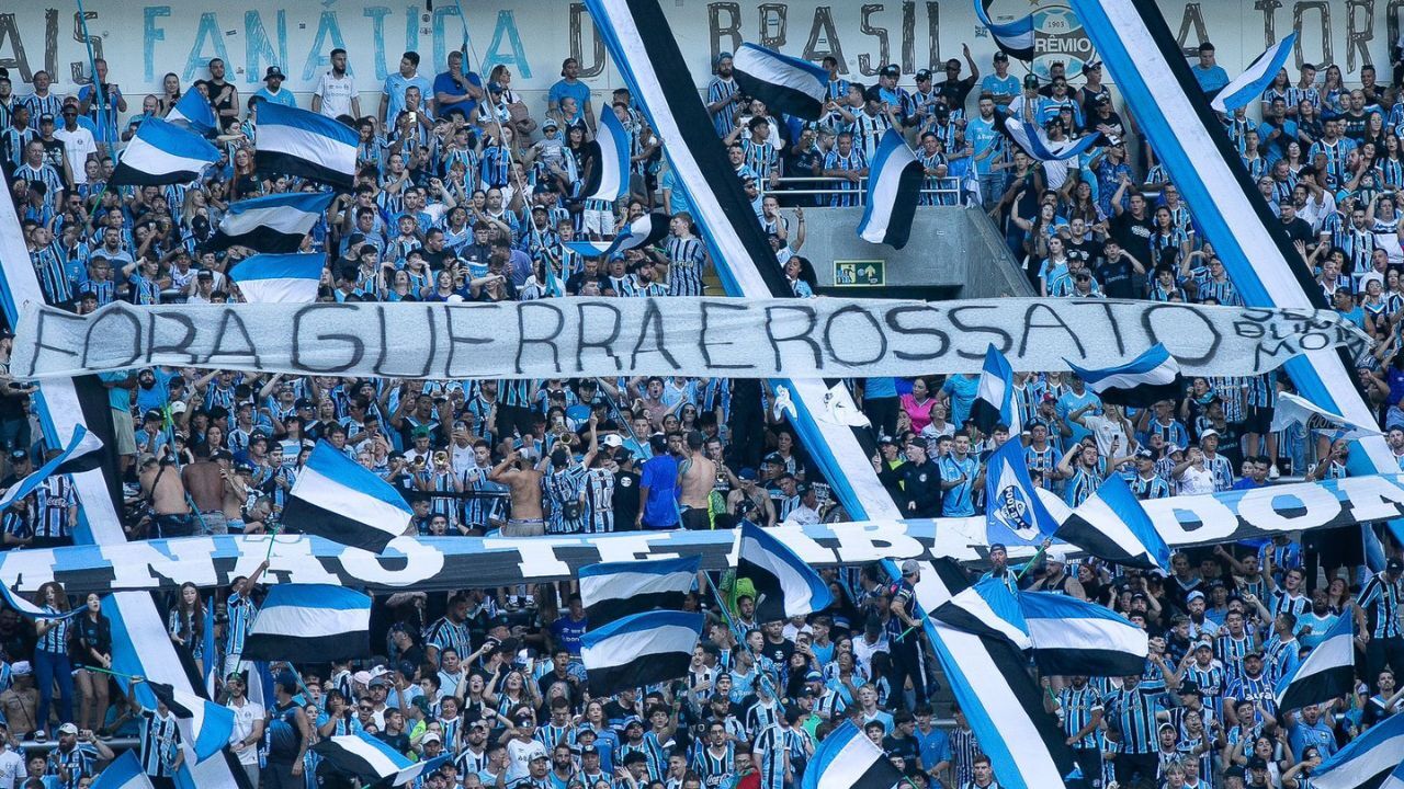CRISE! Dirigente do Grêmio critica torcedores que protestaram na arena