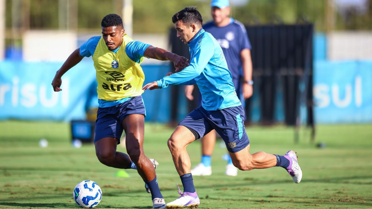 Jemerson e Cristaldo - jogadores do Gremio realizando treino técnico durante a tarde desta quarta-feira, no CT Luiz Carvalho, na preparação para a partida válida pelo Campeonato Brasileiro