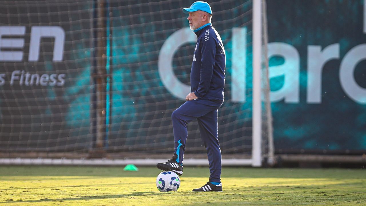 Mano Menezes comandando o treino do Grêmio hoje, sexta-feira, 2 de maio de 2025, no CT Luiz Carvalho