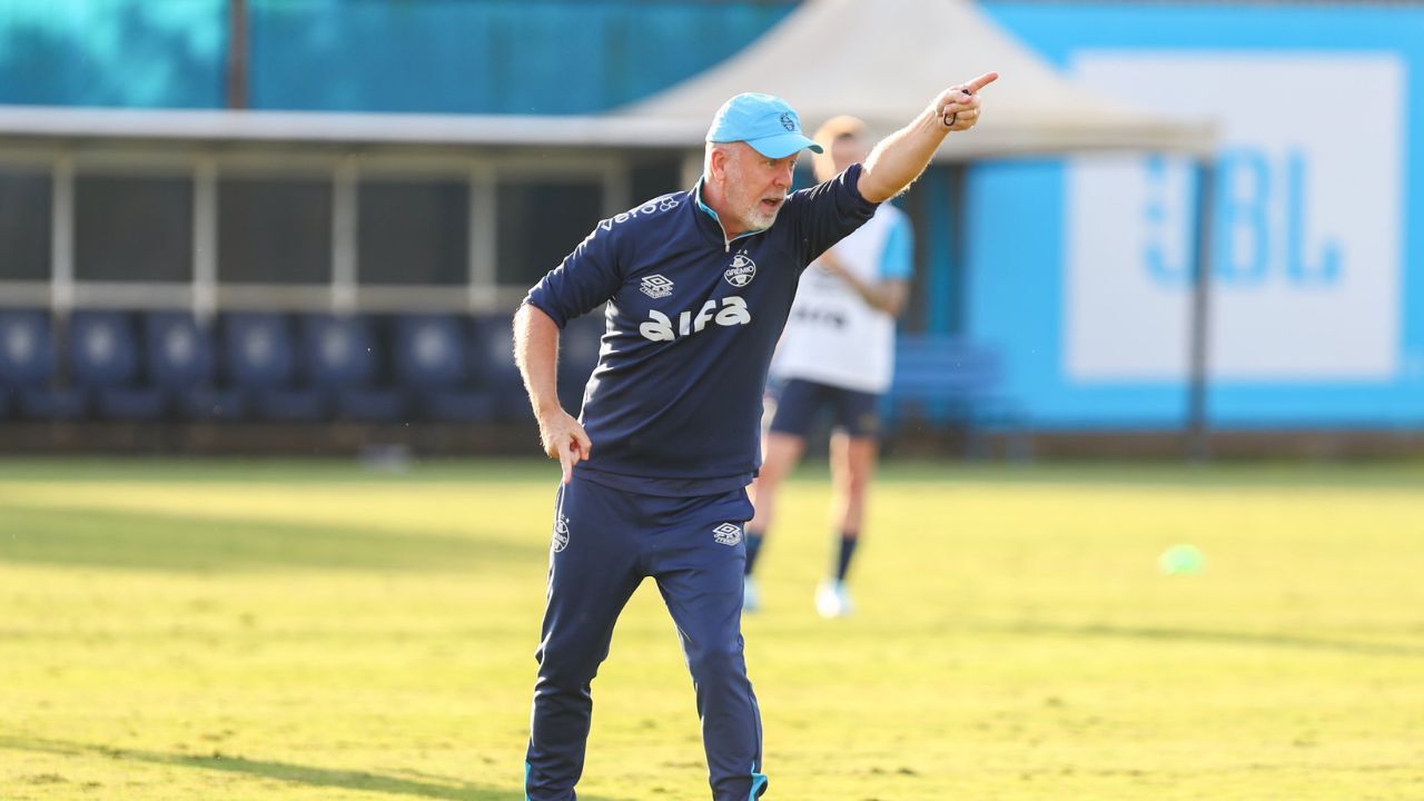 Treino do Grêmio: Atividades intensas visando preparação para próximos desafios.