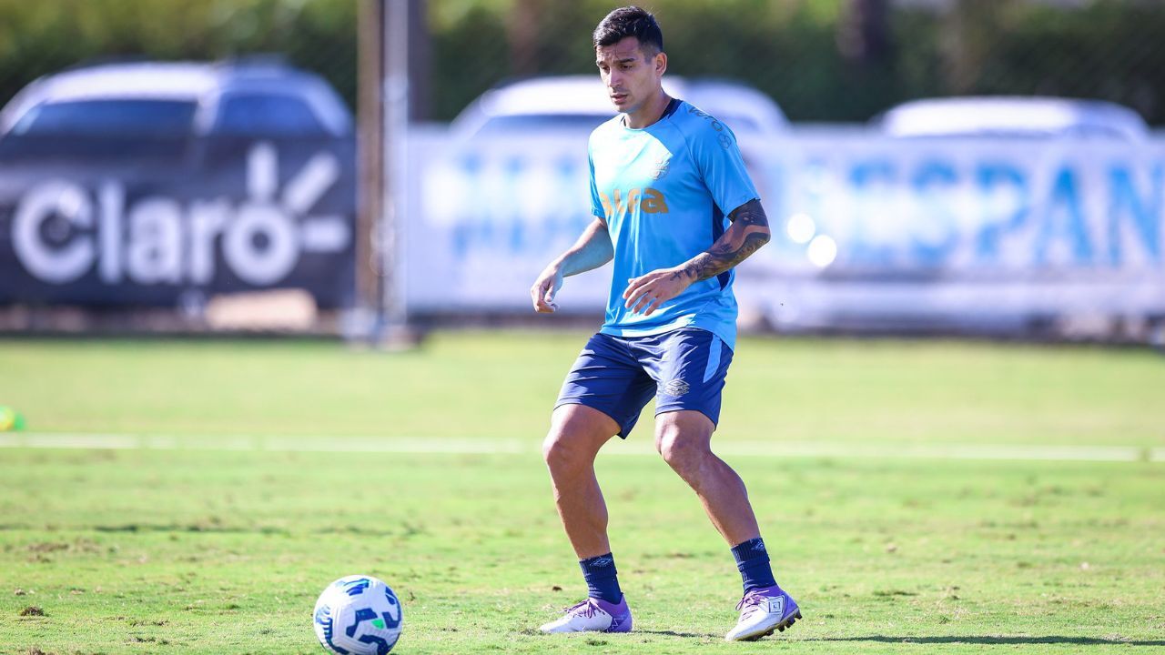 Cristaldo no treino do Grêmio hoje, 15 de maio de 2025, no CT Luiz Carvalho