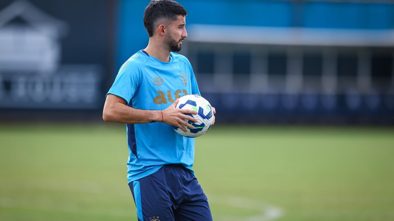 O volante paraguaio Mathías Villasanti no treino do Grêmio desta sexta-feira, 16 de maio, no CT Luiz Carvalho
