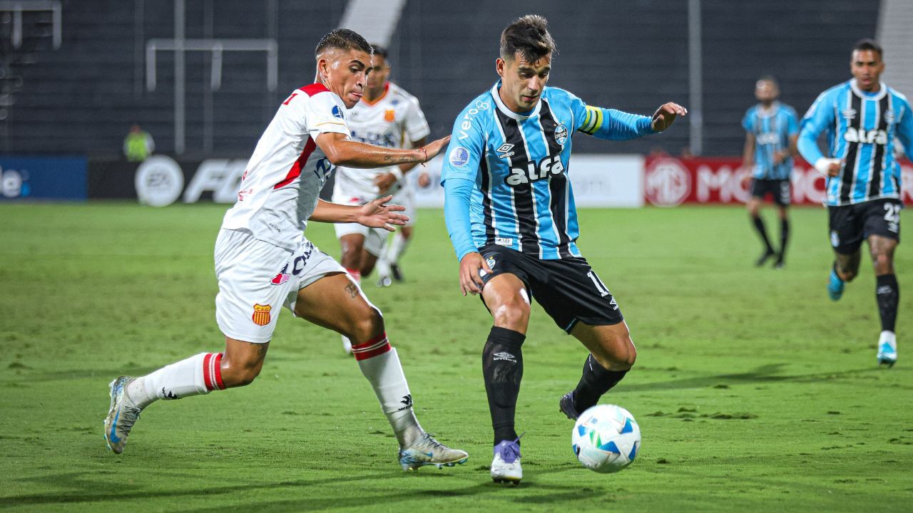 Torcida critica falta de desempenho dos meias do Grêmio durante partida.