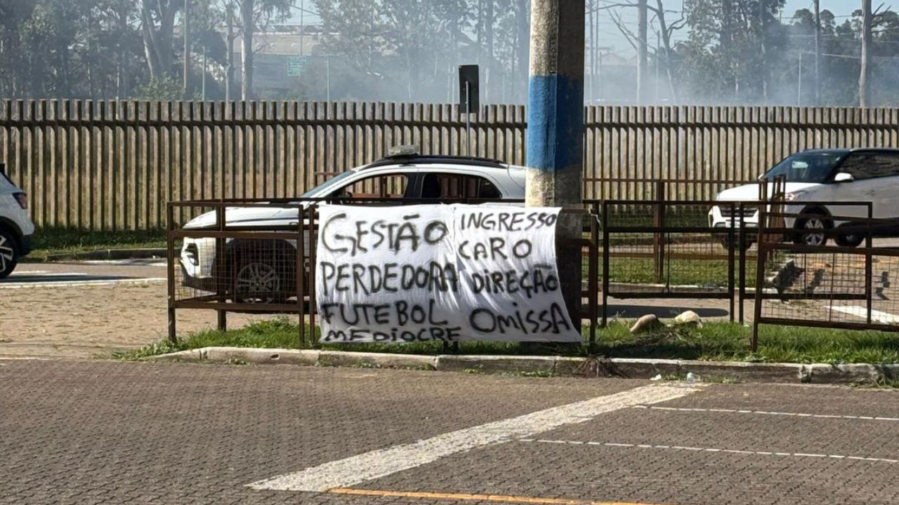 Torcedores protestam no entorno da Arena antes de Grêmio x Santos 1 Protesto torcida Grêmio