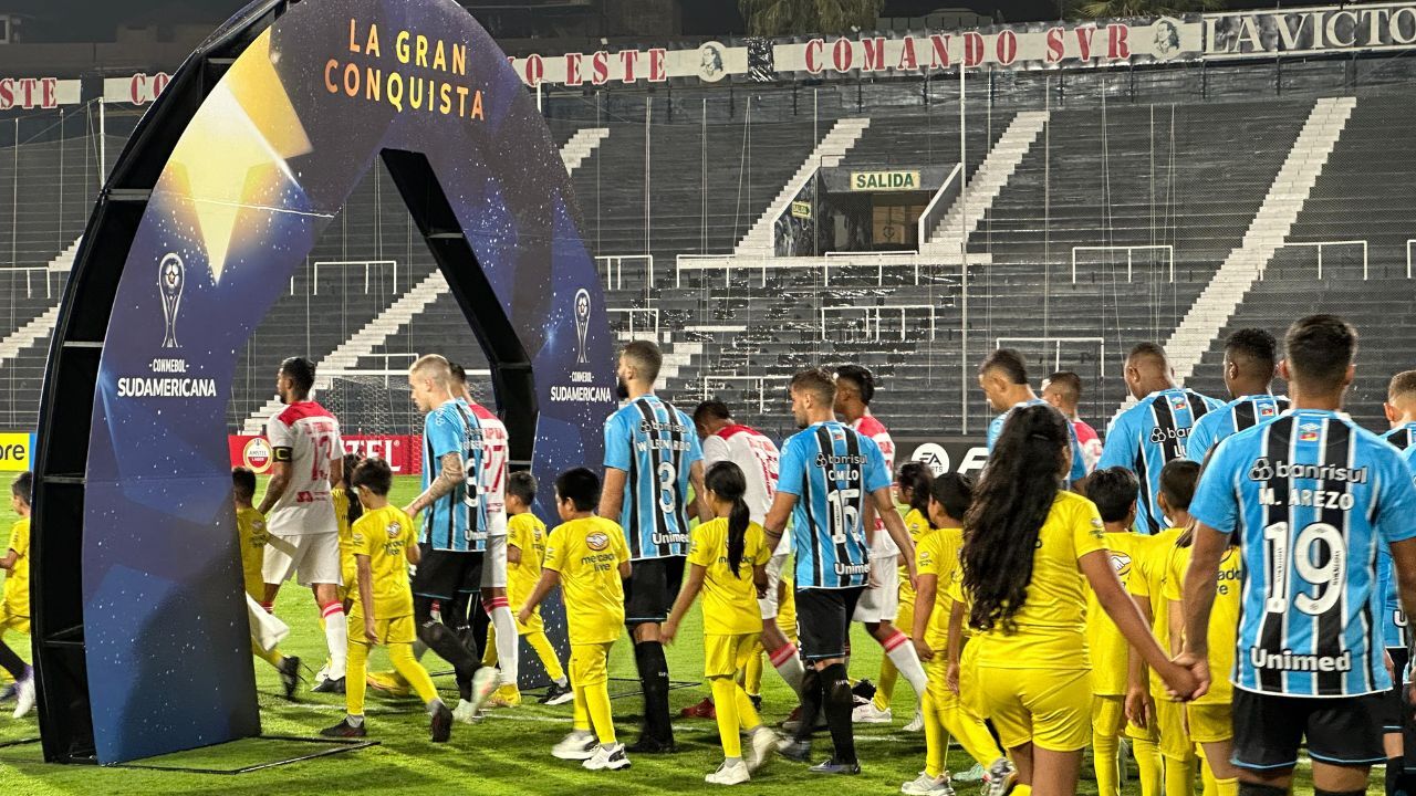 Entrada em campo de Atlético Grau e Grêmio - Sul-Americana 2025