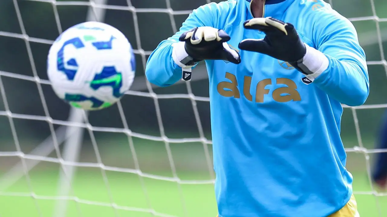 Goleiro pretendido pelo Grêmio pode reforçar rival do Brasileirão