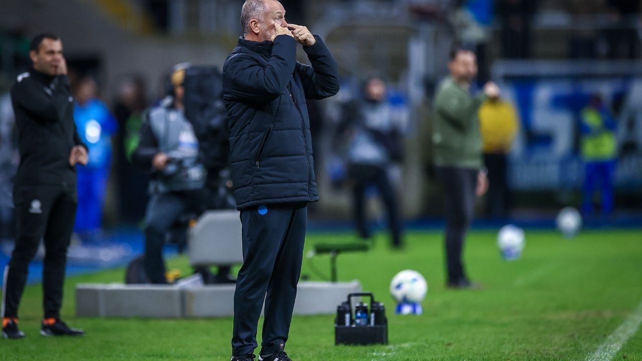 Grêmio x Corinthians: a foto mostra o técnico Mano Menezes em Grêmio x Sportivo Luqueño-PAR